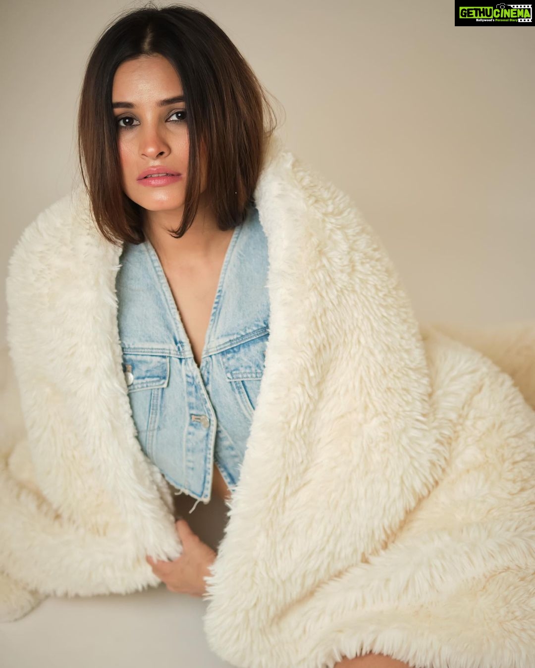 Chetna Pande Instagram - Courage doesn't always roar. Sometimes courage is the quiet voice the end of the day saying I will try again tomorrow. 🕰️⚡️