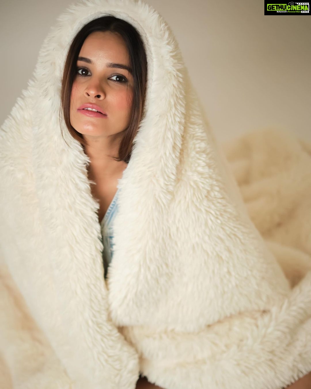 Chetna Pande Instagram - Courage doesn't always roar. Sometimes courage is the quiet voice the end of the day saying I will try again tomorrow. 🕰️⚡️