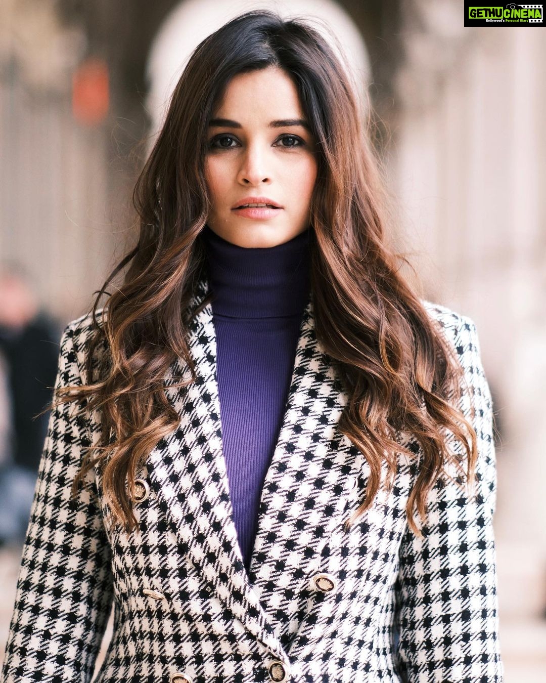 Chetna Pande Instagram - Start with yourself. Be the energy you want to attract Dumo Milan