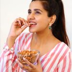 Dalljiet Kaur Instagram - I swear by snacking on a handful of almonds daily to maintain healthy and glowing skin. These delicious and nutritious nuts are an amazing addition to my daily diet. So, if you’re looking for a way to boost your skincare routine, look no further than a handful of almonds. #StayBeautifulWithAlmonds #almonds #paidpartnership #collab