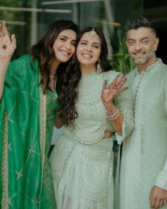 Dalljiet Kaur Instagram - My heart is full today. With so much love and happiness. 🧿 
Sangeet and mehendi done right!

@niknpatel I love you !

.
.
@epicstories.in thanks for stunning pictures
.
.

@anjali_lilaria  we totally love ur outfit 
@pallavisehgalmakeup and @osamakhan
  @arzoomakeovers_ 
 Jwellery @bridal_jewellery_by_gjint 
 @frizbeedigital
