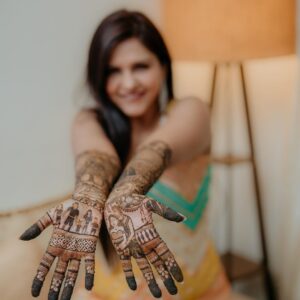 Dalljiet Kaur Instagram - And it begins. Emotional day for me and my family. Keep us in your prayers.

.
.
.
All our emotions stunningly captured by @epicstories.in 🌺

My life story captured in absolutely gorgeous mehendi by @mehendiiekta 🍀