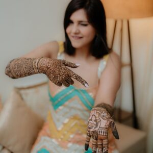 Dalljiet Kaur Instagram - And it begins. Emotional day for me and my family. Keep us in your prayers.

.
.
.
All our emotions stunningly captured by @epicstories.in 🌺

My life story captured in absolutely gorgeous mehendi by @mehendiiekta 🍀