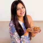 Dalljiet Kaur Instagram - If you're looking for a delicious and nutritious snacking option that will also promote good skin health, I recommend a handful of almonds daily! #StayBeautifulWithAlmonds #almonds #paidpartnership #collab Adding a handful of natural almonds to my daily diet has really helped enhance my skin health. These nuts are healthy and contain essential nutrients that nourish your body and skin. Go on and give them a try. Happy snacking! #StayBeautifulWithAlmonds #almonds #paidpartnership #collab