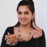 Dalljiet Kaur Instagram - If you're looking for a delicious and nutritious snacking option that will also promote good skin health, I recommend a handful of almonds daily! #StayBeautifulWithAlmonds #almonds #paidpartnership #collab Adding a handful of natural almonds to my daily diet has really helped enhance my skin health. These nuts are healthy and contain essential nutrients that nourish your body and skin. Go on and give them a try. Happy snacking! #StayBeautifulWithAlmonds #almonds #paidpartnership #collab