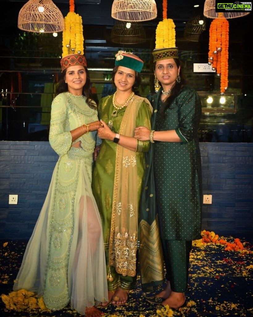 Dalljiet Kaur Instagram - This post is dedicated to the two mothers of my life.. to the two, who I fight the most with… to the two, whose praise means the real validation of success. To whom I can truly lay my life for. To my two sisters who refuse to be sisters .. they are and will be my brother and mother for life. Want to tell you both on top of the mountain that I LOVE YOU and I’ll continue to annoy you the rest of my life because I am the youngest and I want to be spoilt the rest of my life. Love you ROZY dada Love you GOLDY dada . . . . Picture courtesy to my third sister @deenaramola