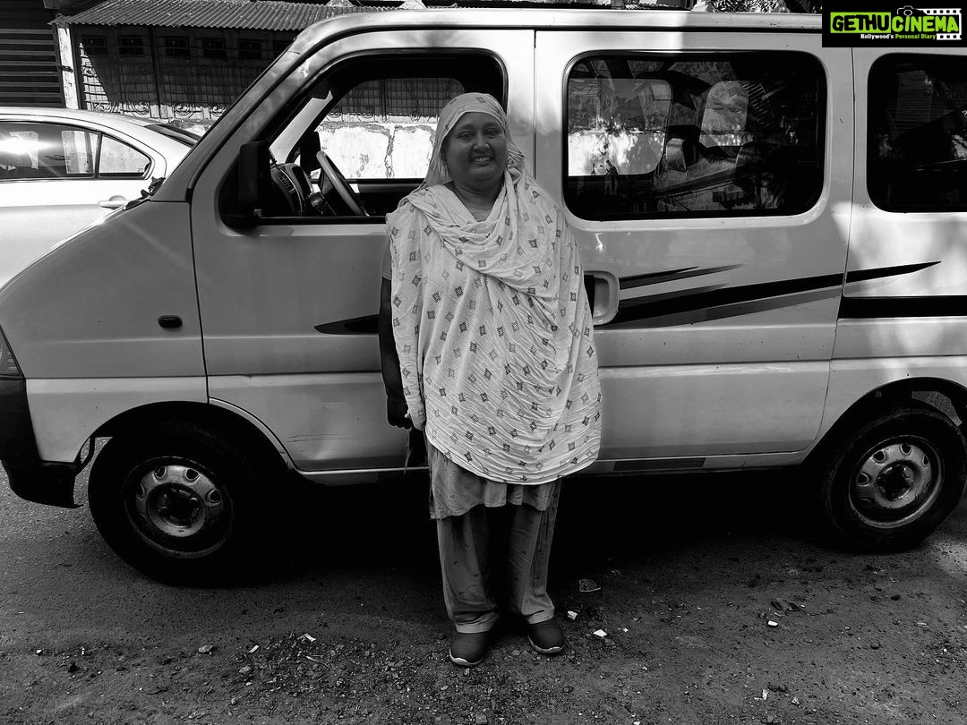 Deeksha Joshi Instagram - Had the good fortune and opportunity to meet the first Uber/ Ola lady driver of Ahmedabad, Ishrat Banu ji. The first thing she did was- greeted us , Good Afternoon. In the candid chat that my mother and I had with her, she said that she had been driving professionally for over 7-8 years now and that she has a lot of support from her three daughters and husband. I think she has just instilled a little more courage in me today. P.S. All of 45, she happens to also be a Naani. 🌼🌷