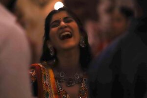 Deeksha Joshi Instagram - Some nostalgic BTS of ‘Bol Mari Ambe’ , from ‘Fakt Mahilao Mate’ 

Happy Dussehra everyone 🌼🌷

📸 @ramtajogii_