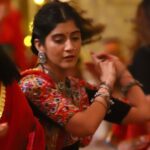 Deeksha Joshi Instagram – Some nostalgic BTS of ‘Bol Mari Ambe’ , from ‘Fakt Mahilao Mate’ 

Happy Dussehra everyone 🌼🌷

📸 @ramtajogii_