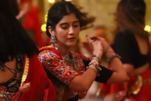 Deeksha Joshi Instagram - Some nostalgic BTS of ‘Bol Mari Ambe’ , from ‘Fakt Mahilao Mate’ 

Happy Dussehra everyone 🌼🌷

📸 @ramtajogii_
