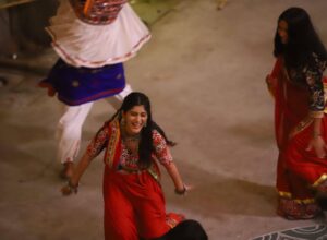 Deeksha Joshi Instagram - Some nostalgic BTS of ‘Bol Mari Ambe’ , from ‘Fakt Mahilao Mate’ 

Happy Dussehra everyone 🌼🌷

📸 @ramtajogii_