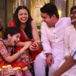 Deeksha Joshi Instagram - Some nostalgic BTS of ‘Bol Mari Ambe’ , from ‘Fakt Mahilao Mate’ Happy Dussehra everyone 🌼🌷 📸 @ramtajogii_