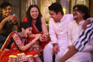 Deeksha Joshi Instagram - Some nostalgic BTS of ‘Bol Mari Ambe’ , from ‘Fakt Mahilao Mate’ 

Happy Dussehra everyone 🌼🌷

📸 @ramtajogii_