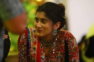 Deeksha Joshi Instagram - Some nostalgic BTS of ‘Bol Mari Ambe’ , from ‘Fakt Mahilao Mate’ 

Happy Dussehra everyone 🌼🌷

📸 @ramtajogii_