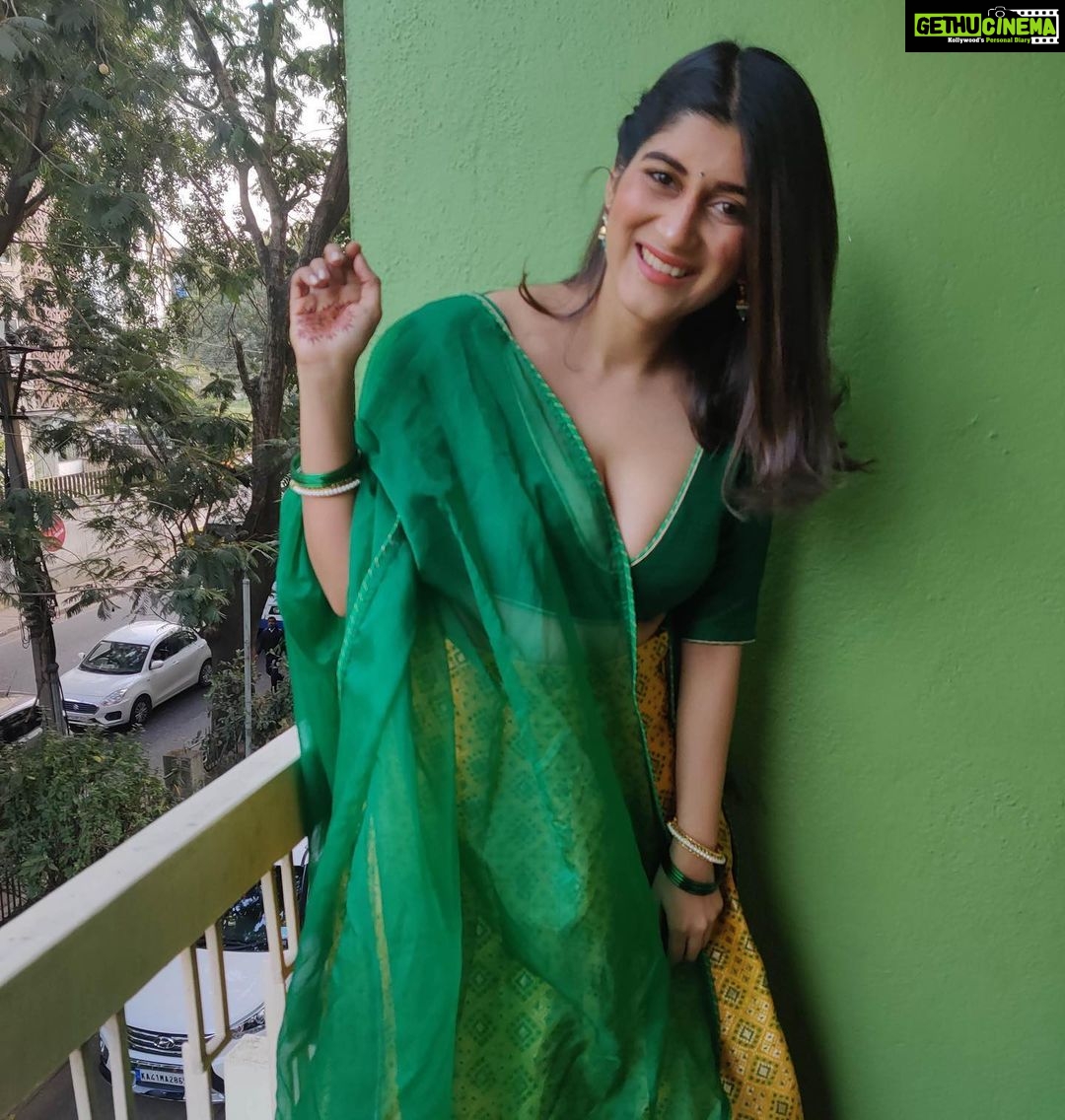 Deeksha Joshi Instagram - Language no barrier for @deekshajoshiofficial 🌟 . . Thank you @featurespioneer for this beautiful spread. @__ramya_sree__ @_shikha07_ @_tejalsinhahaha_ . . #RoseMedia #JayeshbhaiJordaar #YRF #bollywoodnews #bollywoodmovies #bolly #bollywoodfilm #celebupdates #CelebrityPR #deekshajoshi
