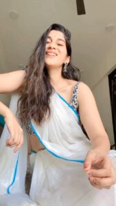 Deeksha Joshi Instagram - कयोंकि बादलों से सजा है आसमान आज ..

@uttara.taraane thank you for being such a wonderful guide to me. You inspire and encourage me to sing my heart out and be free ♥️