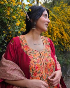 Deeksha Joshi Instagram - कहीं से कहीं को भी
आओ बेवजह चलें हम
पूछे बिना किसी से हम मिलें
बंदिशें ना रहीं कोई बाकी, तुम हो ..

📸 @iamnikul_