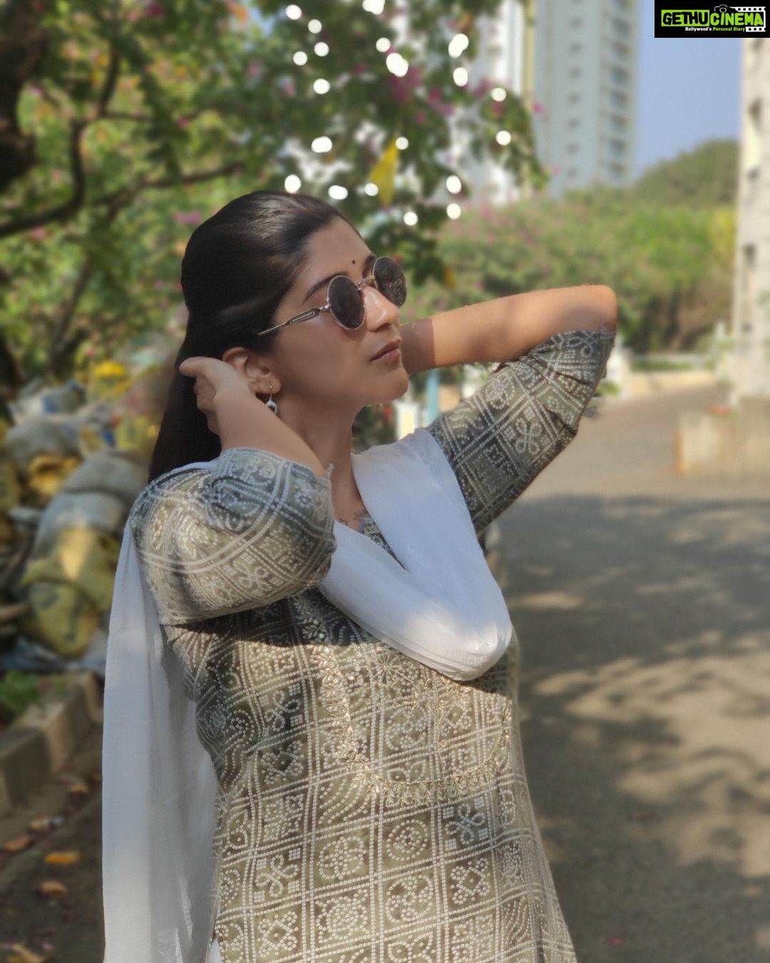 Deeksha Joshi Instagram - स्किन का ग्लो करना लाइट पे डिपेंड करता है । I rest my case 😎 Mumbai, Maharashtra