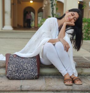 Deeksha Joshi Instagram - 2023 is going to be the year of healing and happiness. 🌱✨

Thank you @zoukonline for such a pretty bag and footwear!