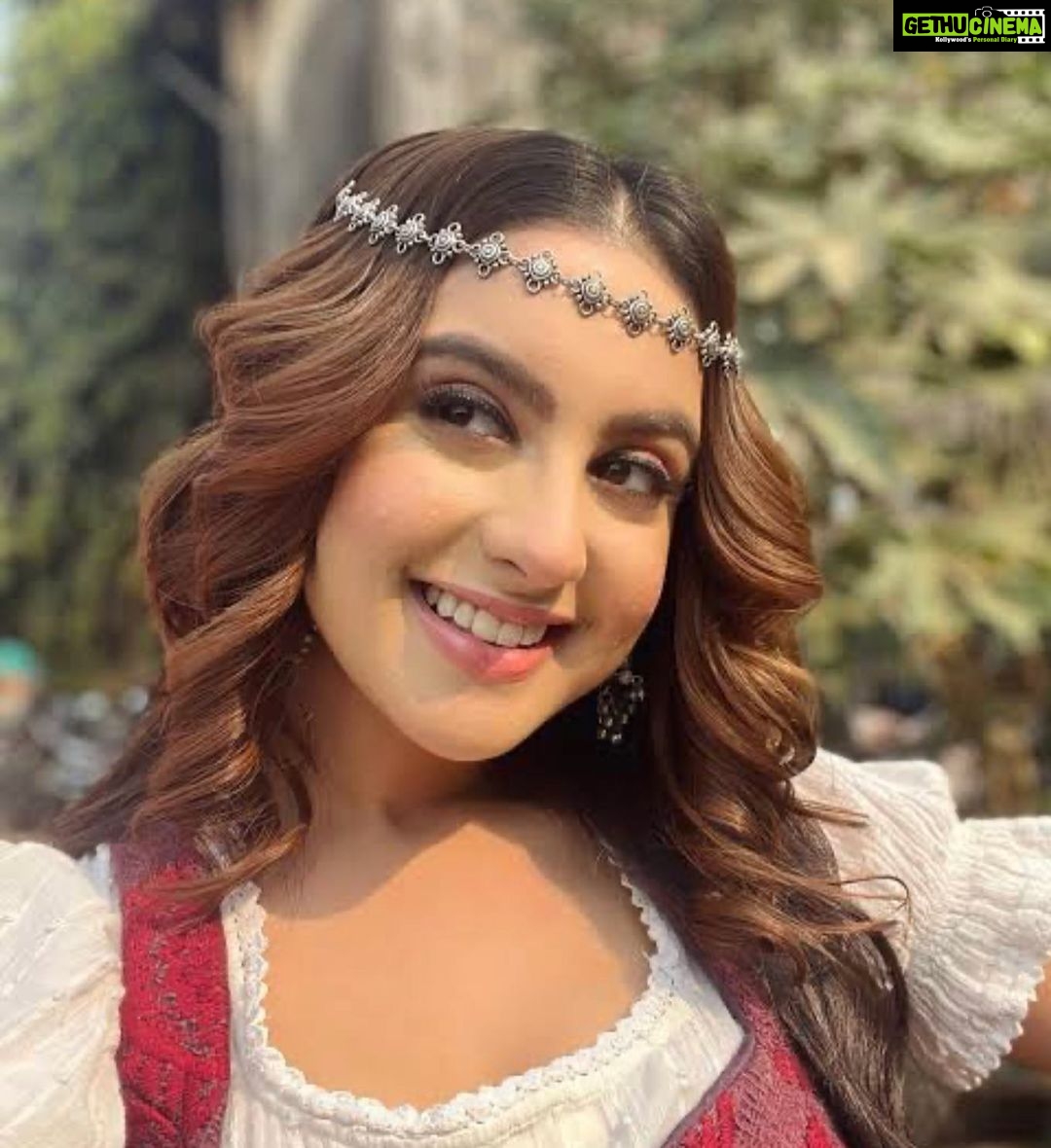 Deepika Singh Instagram - Deeply saddened .. speechless.. May God give courage to her Single Mother, family and friends ππ». I met you through @rohitraj.goyal on Ishq Subham Allah set when Rohit was directing it. Then we spoke on phone during Pandemic. Then we were so happy for you that you got such a beautiful show. Your hoardings were all around the city and we congratulated you. We were so happy for you. For us you were a sweet little bubbly child. Seriously have no wordsβ¦ May your soul rest in peace β¦ RIP #tunishasharma ππ» #gonetoosoon #actress #omshanti ππ»