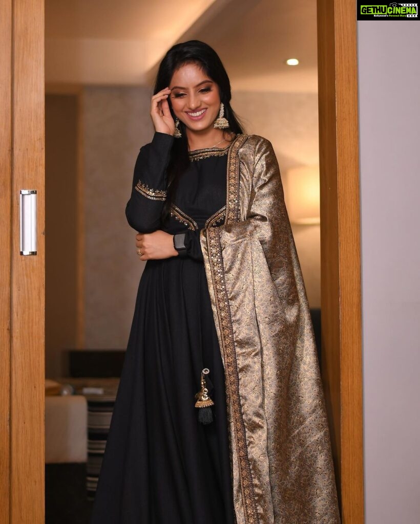 Deepika Singh Instagram - “ There’s something about Black, you feel hidden in it “ - Georgia O’keeffe . . Styled by @stylingbyvictor @sohail__mughal___ Outfit @panashdesigner_studio Earings @rubans.in Assisted by @styleby_antara #managedby @lacelebrite05 @raajesh.shandilya #black #event #kanpur #deepikasingh Kanpur Airport