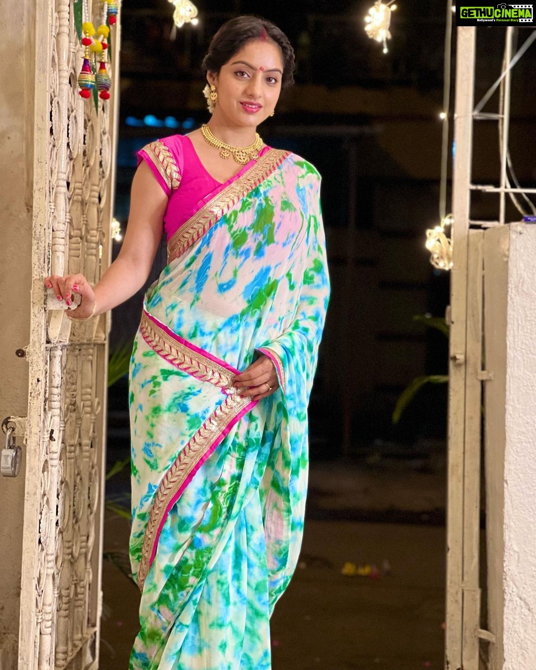 Deepika Singh Instagram - May Maa Laxmi and Lord Ganesha bless you with good health, happiness, success And prosperity. I wish all your wishes will come true, and you live all your dreams in the coming year…. Wishing you and your family a wonderful and cheerful Diwali. . . #saree @sinhavantika #happydiwali #festivevibes #family #deepikasingh