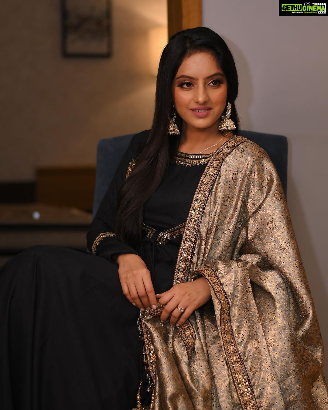 Deepika Singh Instagram - “ There’s something about Black, you feel hidden in it “ - Georgia O’keeffe . . Styled by @stylingbyvictor @sohail__mughal___ Outfit @panashdesigner_studio Earings @rubans.in Assisted by @styleby_antara #managedby @lacelebrite05 @raajesh.shandilya #black #event #kanpur #deepikasingh Kanpur Airport