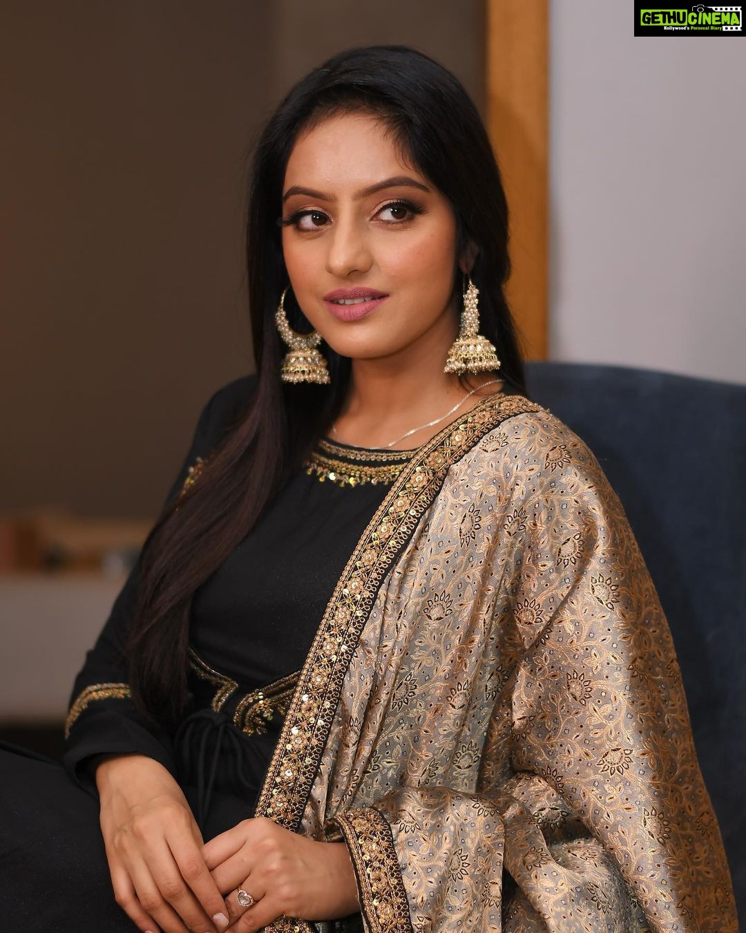Deepika Singh Instagram - “ There’s something about Black, you feel hidden in it “ - Georgia O’keeffe . . Styled by @stylingbyvictor @sohail__mughal___ Outfit @panashdesigner_studio Earings @rubans.in Assisted by @styleby_antara #managedby @lacelebrite05 @raajesh.shandilya #black #event #kanpur #deepikasingh Kanpur Airport