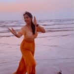 Deepika Singh Instagram - और हमे नाचने का शौक़ है 🤪💁🏻‍♀️ . #video @amesarhoneyka 😘 #saturdayvibes #beachvibes #trendingsongs #reels #deepikasingh