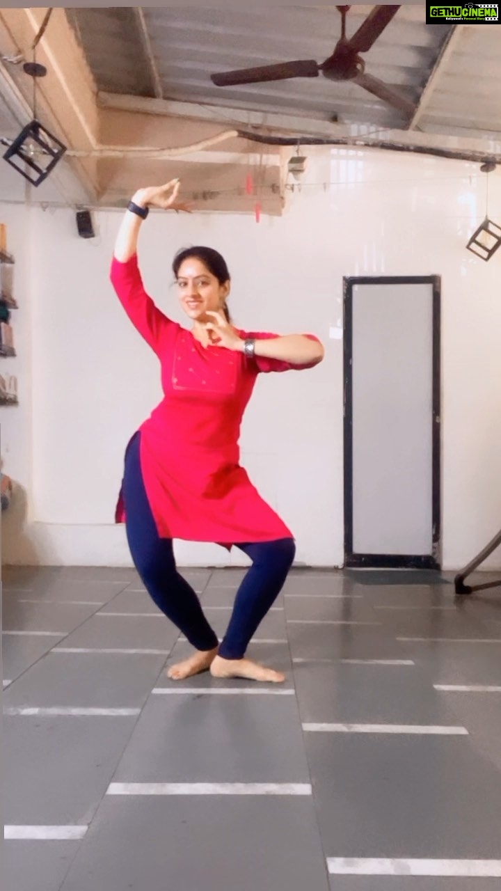 Deepika Singh Instagram - Bcz I love it 😍❤️💁🏻♀️ . . #selfievideo #selflove #odissidance #stepping #tribhangi #basicsteps #everydayroutine #deepikasingh