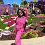 Deepika Singh Instagram - Pyaar aa gaya.. by looking at these beautiful flowers 🌸🌺💐💞. . #video @jeevitaoberoi #reels #bollywoodsongs #deepikasingh