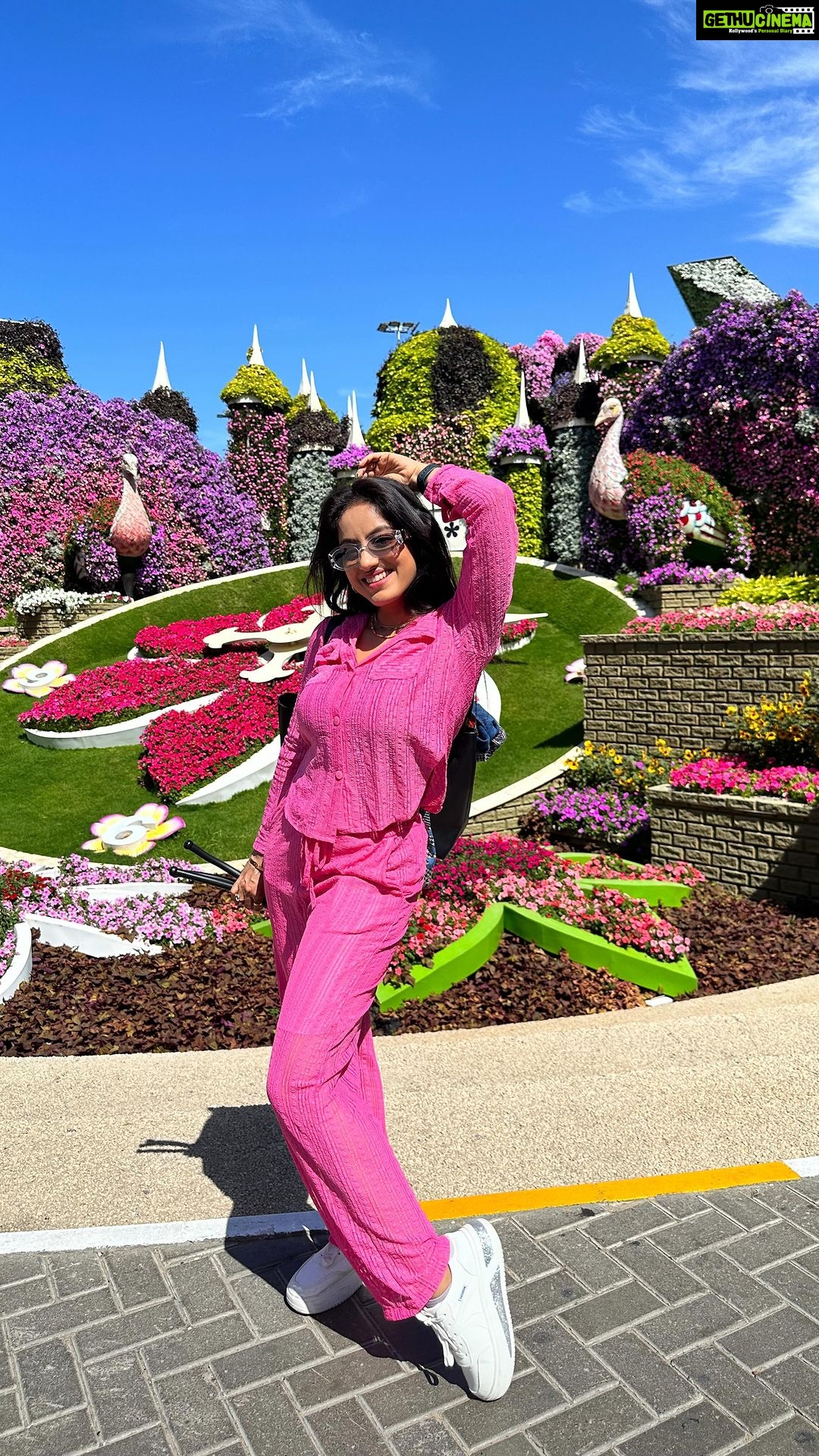 Deepika Singh Instagram - Pyaar aa gaya.. by looking at these beautiful flowers πΈπΊππ. . #video @jeevitaoberoi #reels #bollywoodsongs #deepikasingh