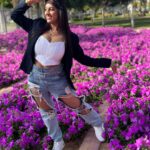 Deepika Singh Instagram - My dil goes Yimmy, yimmy, yimmy, yimmy by looking at these beautiful Bougainvillea flowers 💗. . . #video @jeevitaoberoi #bougainvillea #flowers🌸 #yimmyyimmy #reels #deepikasingh