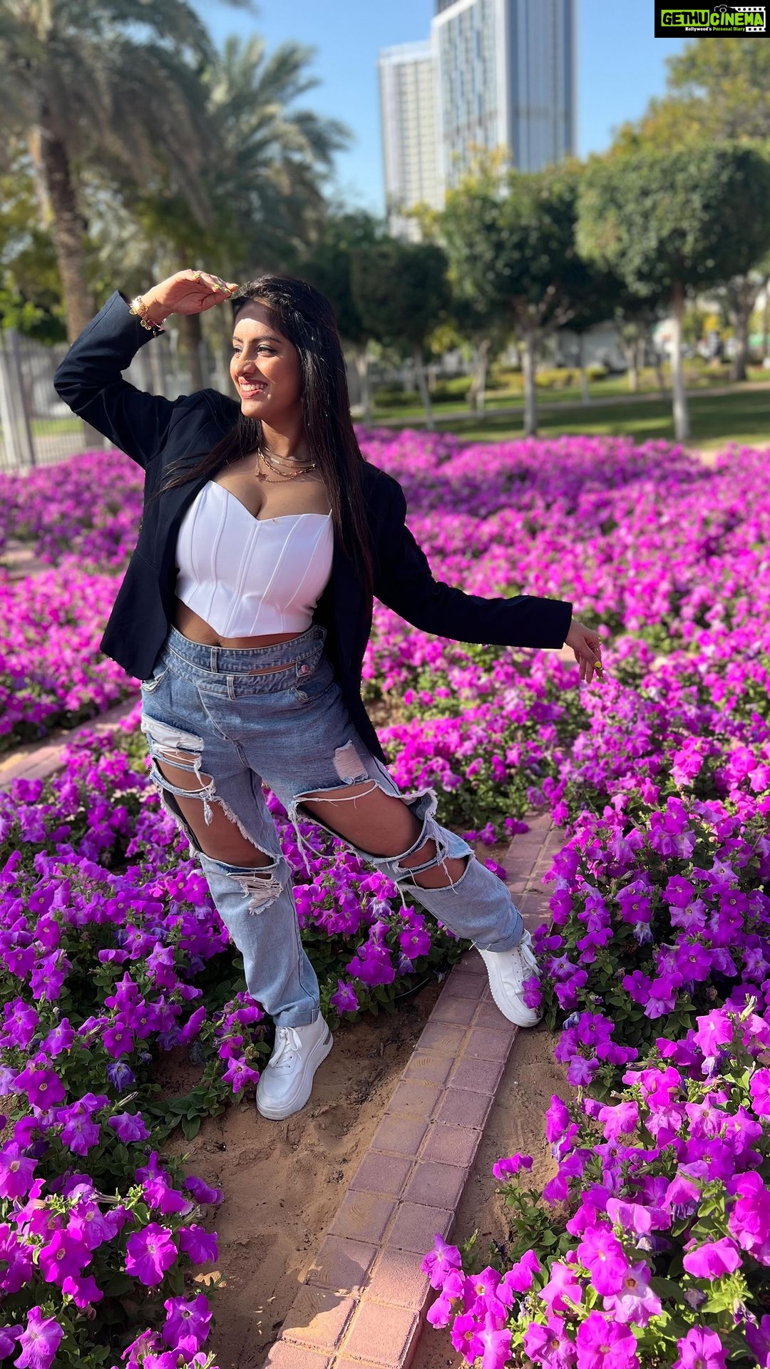 Deepika Singh Instagram - My dil goes Yimmy, yimmy, yimmy, yimmy by looking at these beautiful Bougainvillea flowers 💗. . . #video @jeevitaoberoi #bougainvillea #flowers🌸 #yimmyyimmy #reels #deepikasingh