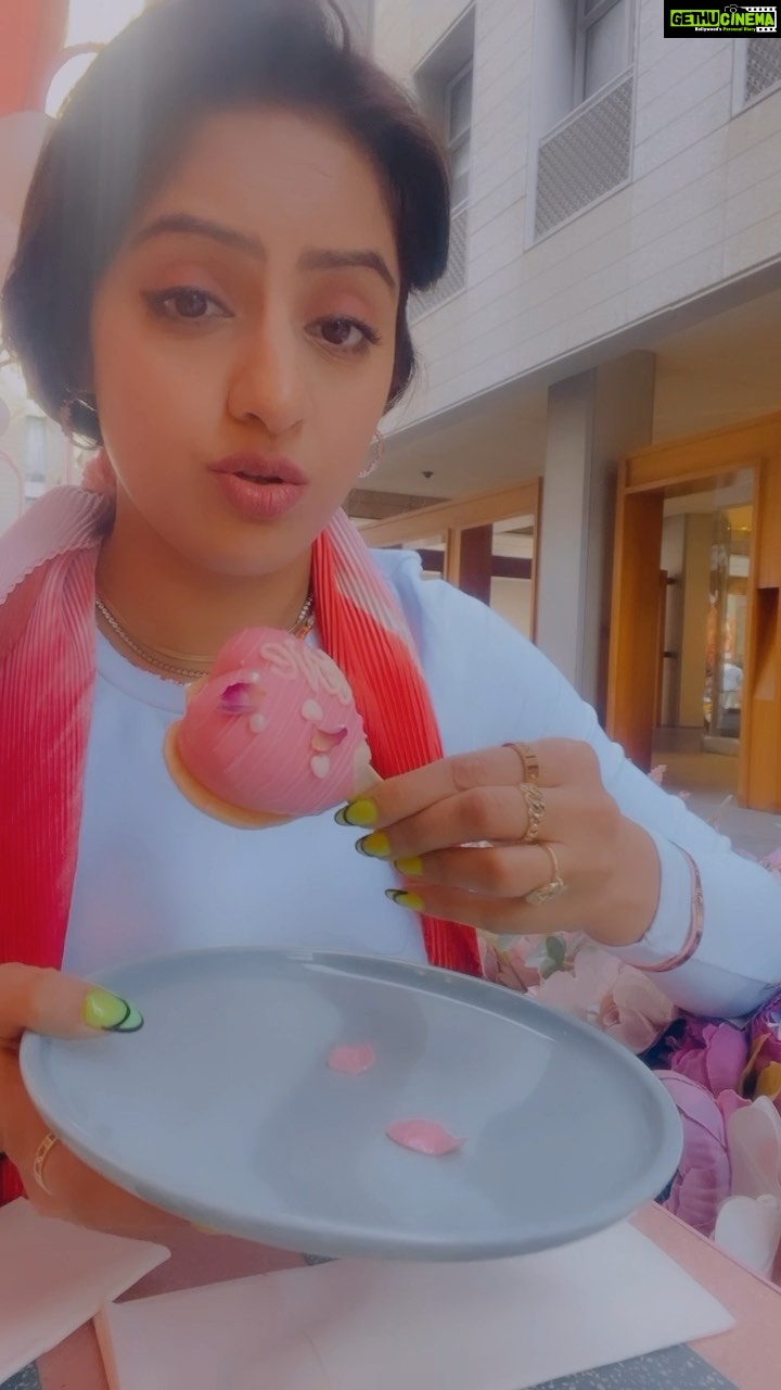 Deepika Singh Instagram - For my insta reels addiction ðŧ. Raise your hand if you too become sar phira like me ðĪŠððŧââïļð . . #dubai #coffeeshop #El&Nlondon #reels #addiction #deepikasingh