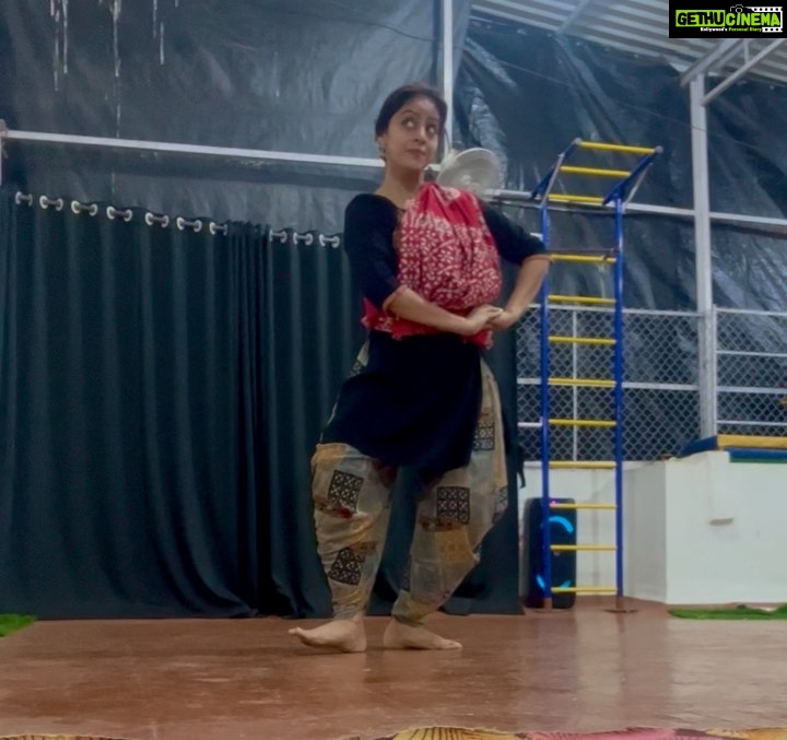 Deepika Singh Instagram - “Learning never exhausts the mind.” — Leonardo da Vinci True that. I was tired and exhausted before my ODISSI training session. But as this statement says after my dance practice I’m relaxed, energised and not at all feeling exhausted. I’m sharing this to you just to make you aware that it’s important to come back no matter how much you missed. Always come back to your training 🙏🏻. #practicevideo #odissidance shankarapallavi #choreography #padmavibhushan #gurukelucharanmohapatra #learningfrom @sanatansc #dancespace @svam.space