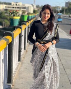 Deepika Singh Instagram - Today dress up for screening of our film #tituambani in @jammufilmfestival with @rohitraj.goyal . 
Loving the city vibe ❤️
.
.
#piccredit @rohitraj.goyal 
#tituambani #filmfestival #jammu #saree #styledbyme #deepikasingh