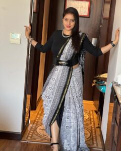 Deepika Singh Instagram - Today dress up for screening of our film #tituambani in @jammufilmfestival with @rohitraj.goyal . 
Loving the city vibe ❤️
.
.
#piccredit @rohitraj.goyal 
#tituambani #filmfestival #jammu #saree #styledbyme #deepikasingh
