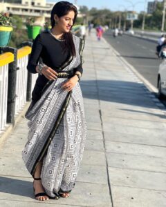 Deepika Singh Instagram - Today dress up for screening of our film #tituambani in @jammufilmfestival with @rohitraj.goyal . 
Loving the city vibe ❤️
.
.
#piccredit @rohitraj.goyal 
#tituambani #filmfestival #jammu #saree #styledbyme #deepikasingh