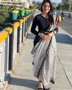 Deepika Singh Instagram - Today dress up for screening of our film #tituambani in @jammufilmfestival with @rohitraj.goyal . 
Loving the city vibe ❤️
.
.
#piccredit @rohitraj.goyal 
#tituambani #filmfestival #jammu #saree #styledbyme #deepikasingh