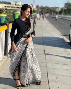 Deepika Singh Instagram - Today dress up for screening of our film #tituambani in @jammufilmfestival with @rohitraj.goyal . 
Loving the city vibe ❤️
.
.
#piccredit @rohitraj.goyal 
#tituambani #filmfestival #jammu #saree #styledbyme #deepikasingh
