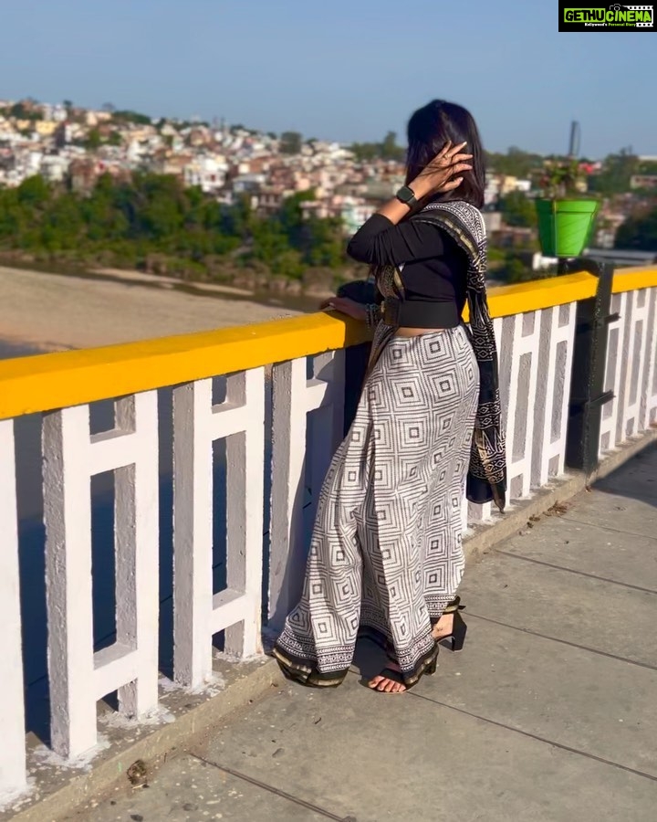 Deepika Singh Instagram - Today dress up for screening of our film #tituambani in @jammufilmfestival with @rohitraj.goyal . Loving the city vibe ❤️ . . #piccredit @rohitraj.goyal #tituambani #filmfestival #jammu #saree #styledbyme #deepikasingh