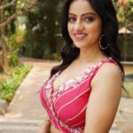 Deepika Singh Instagram - Today dolled up for @aspiringshemagazine awards and got social media icon of the year award . Grateful to all of you for liking and sharing my content. . #piccredit @sunilvish12 Styled by @stylingbyvictor @sohail__mughal___ Outfit @dhwajacouture Earing @blingvine #abouttoday #award #deepikasingh