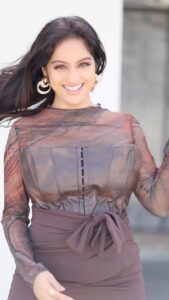Deepika Singh Instagram - Haww I always say old is gold 😉🤎 Midweek vibe for you all ✨ . 📹 : @sk_.click . . #classic #songs #reel #trending #deepikasingh