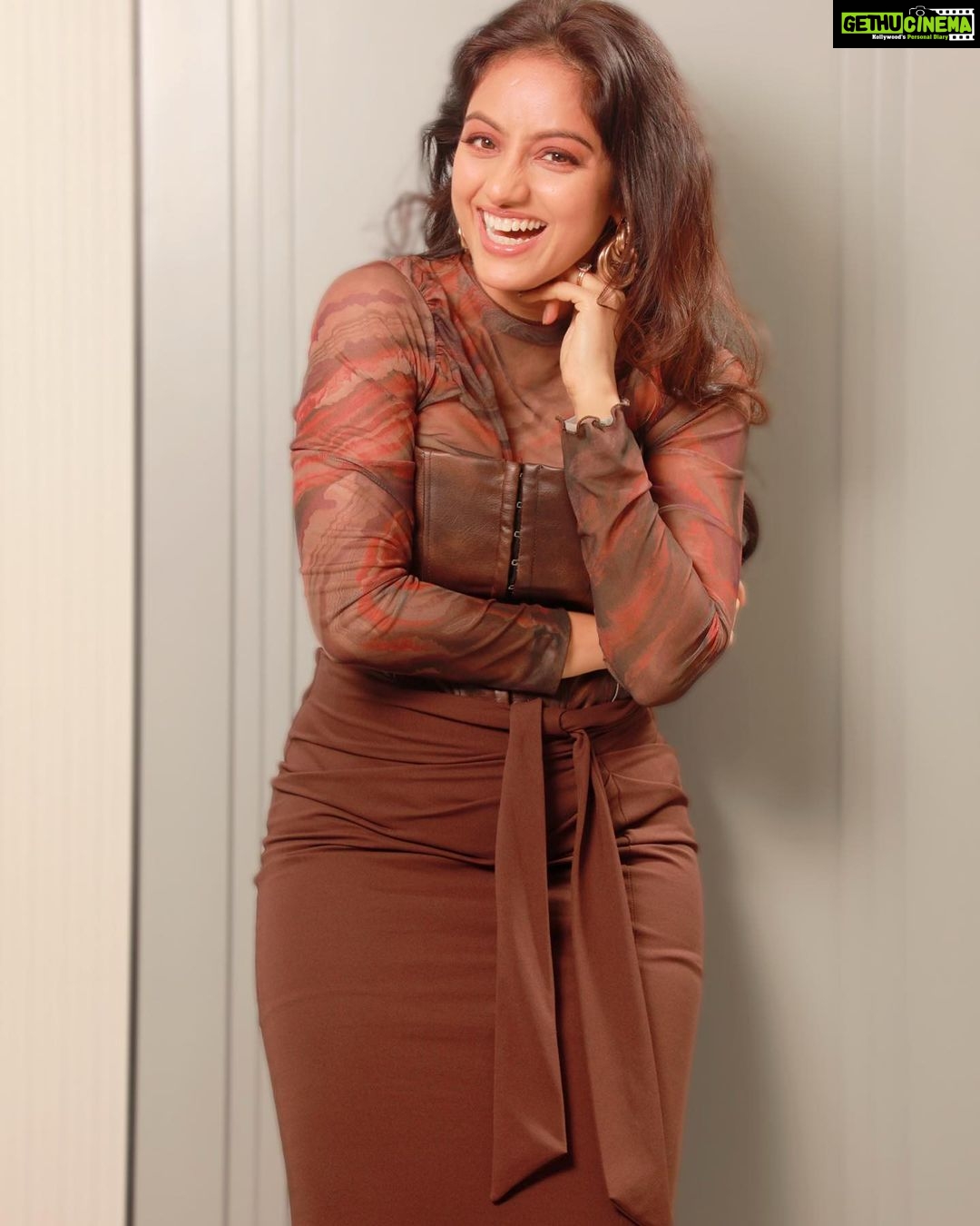 Deepika Singh Instagram - Smile, smile, smile at your mind as often as possible. Your smiling will considerably reduce your mindβs tearing tension.β . πΈ: @artographybysagar π: Styled by @stylingbyvictor @sohail__mughal___ Assisted by @stylevanitywithaarya π: @makeupandhairbyrucha PR : @soapboxprelations @sinhavantika π©π»βπ»: @jeevitaoberoi . . #deepikasingh #photoshoot #pose #newday #newme #love