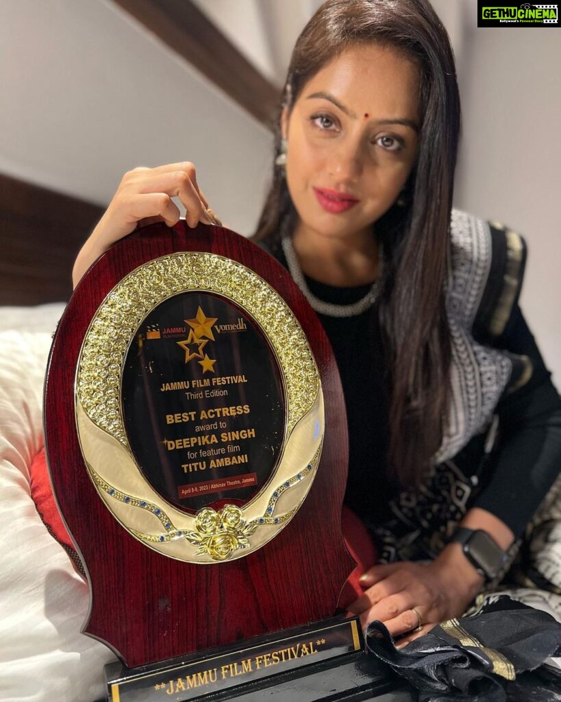 Deepika Singh Instagram - #tituambani . Congratulations @rohitraj.goyal for achieving #bestdirector award , producer @dinesh_kumar1812 and #mahendradandethaji for giving me this film. Thank you to our Cinematographer @sunilvish12 🙏🏻. Thank you to the amazing & wonderful Actors of the film @tushar.pandey @virendrasaxenna07 Sir 🙏🏻, @samtasagar mam , @sapnasand22 mam #raghubir Sir 🙏🏻, @bijjugkalaa Sir , @ishwarshunya bhai, @iamtanusuneja , @pakaujoshi , @abinaashsharrma @thepriitammjaiswal , wonderful editor @sanjay_sharma_redindian 🙏🏻 congratulations @sanjay_sharma_redindian for Winning the best editor Award in @jammufilmfestival . Thank you to our lyricist @mayurpuri ji music composer @bharat_0304 @hitarth02 ,singer’s @rekha_bhardwaj @shalmiaow @abhayjodhpurkar & the whole team of #tituambani including my Family specially my sister in law @sristi.goyal.96 & brother in law @deepakgoyal8650 for taking care of my son @sohamgoyal17 when i was not around 🙏🏻. Thanks to the universe for giving me right thoughts at right time ❤️🙏🏻. Thanks to all of you for reading this, for appreciating my work and last but not the least @jammufilmfestival for honouring me with the Best Actress Award 🙏🏻. #forevergrateful #tituambani #award #proudwife #deepikasingh