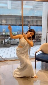 Deepika Singh Instagram - Back at it following the trend But this music is honestly so catchy ✨ #saree @neerusindia #2023firstdancereel #trendingreels #trendingaudio #reels #deepikasingh