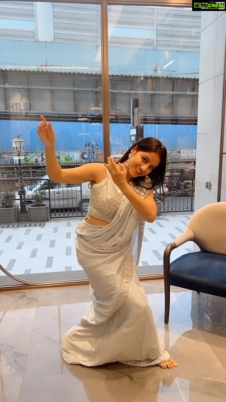 Deepika Singh Instagram - Back at it following the trend But this music is honestly so catchy ✨ #saree @neerusindia #2023firstdancereel #trendingreels #trendingaudio #reels #deepikasingh