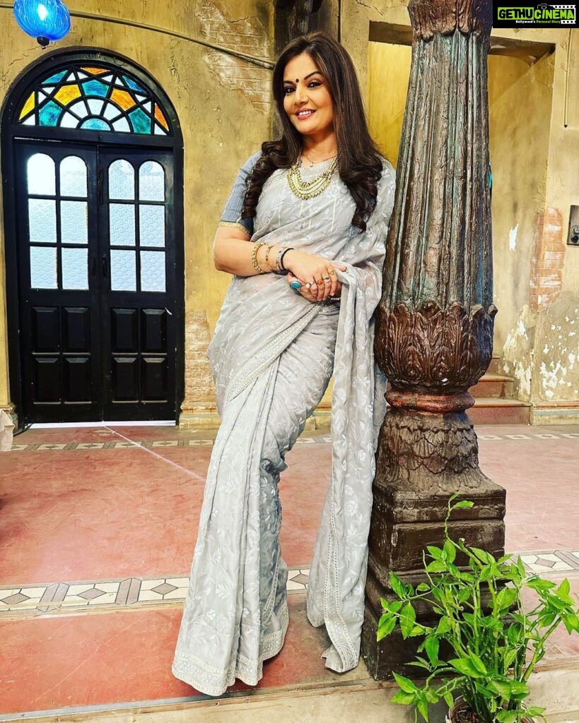 Deepshikha Nagpal Instagram - You were born to be a Queen. Chin up, shoulders back, beautiful. You've got this.. . . #queen #beauty #gorgeous #beutiful #saree #smile #behappy #❤️ #blessed