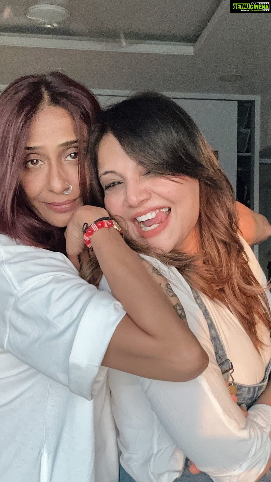 Deepshikha Nagpal Instagram - Sometimes having fun with your best friend is all the therapy you need.. . . #bestfriends #bond #blessed #happy #happiness💕 #smile #trendingreels #reelsinstagram #greatful #❤️